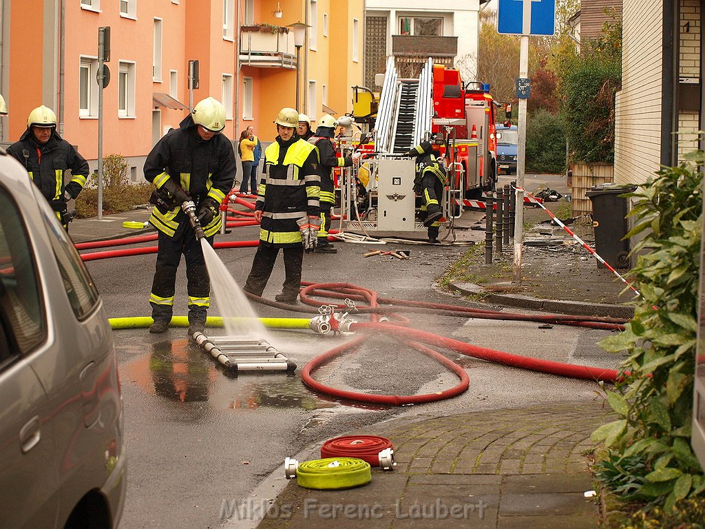 Feuer 3 Reihenhaus komplett ausgebrannt Koeln Poll Auf der Bitzen P517.JPG